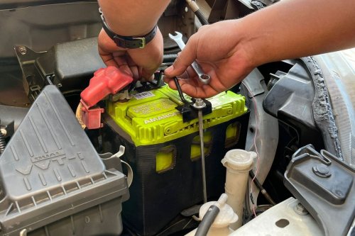 Ketahui Bedanya Aki Soak dan Aki Kurang Setrum