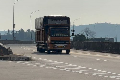 Awas, Kombinasi Jalan Aspal dan Beton Berbahaya Saat Hujan
