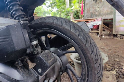Waspada, Ini Penyebab Roda Belakang Skutik Mendadak Copot di Jalan