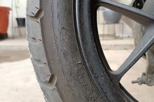 Hindari Kesalahan Saat Menggunakan Semir Ban Motor