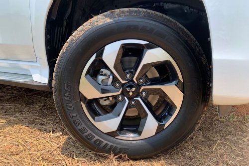 Hati-hati Lubang Tertutup Genangan, Pelek Bisa Rusak Permanen