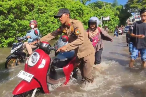 Pengendara Motor Terjebak Banjir di Kembangan