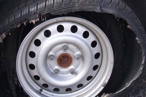 Petaka Pecah Ban Mobil, Penyebab Sepele yang Sering Diabaikan