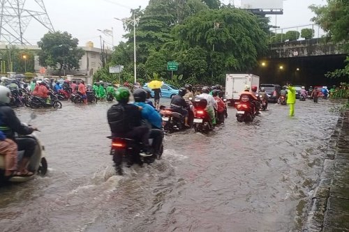 [POPULER OTOMOTIf] Banjir Akibat Hujan, Akses Tol ke Bandara Soetta Tergenang Banjir
