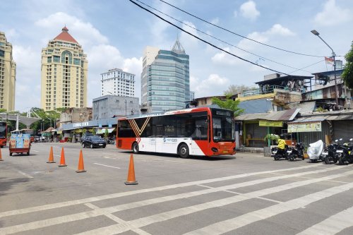 Petugas Transjakarta Gagalkan Pencopetan di Bus