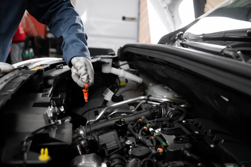 Tak Perlu ke Bengkel, Begini Cara Mudah Cek Oli Mobil Sendiri