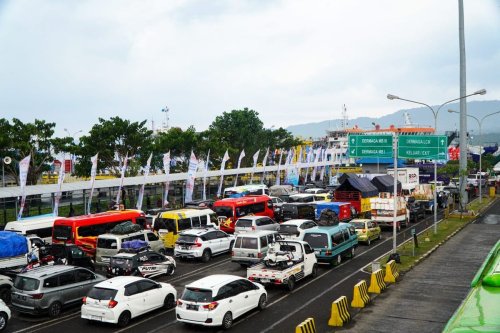 Langgar Aturan Mudik, Truk Sumbu Tiga Picu Antrean Kendaraan