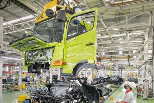 Truk Hino: Legenda yang Berubah Warna di Indonesia