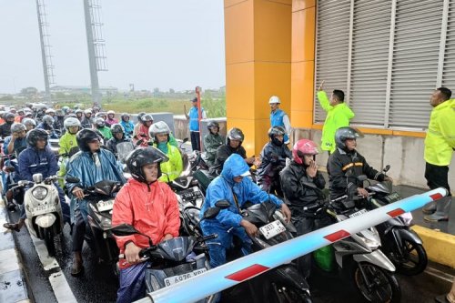 Banjir Lumpuhkan Jalan Arteri, Ratusan Pemotor Dikawal Masuk Tol