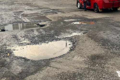 Jalan Berlubang Bisa Merusak Kaki-Kaki Mobil, Ini Tanda dan Cara Mencegahnya