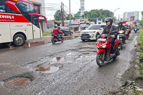 Tips Melibas Lubang di Jalan Raya buat Hindari Kecelakaan