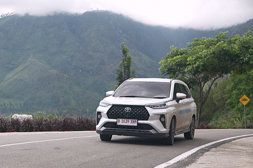 Menembus Jarak dari Kota Bertuah ke Danau Toba Bersama Veloz Hybrid