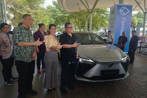 Kelakar Airlangga: Mobil Lexus Ini Mahal karena Punya Setir Unik