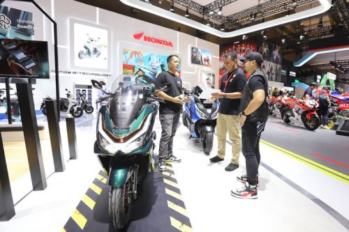 AHM Segarkan PCX 160 dengan Warna Baru, Harga mulai Rp 34 Jutaan