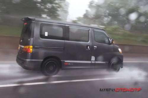 Waspada, Bahaya Aquaplaning Mengintai di Jalan Tergenang