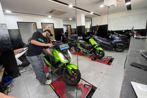 Alasan Melepas Ban Belakang Motor Listrik Tidak Bisa Asal