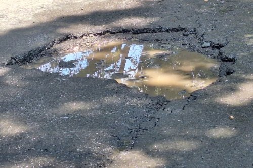 Lubang Jalan di Musim Hujan: Alarm Bahaya bagi Pemotor