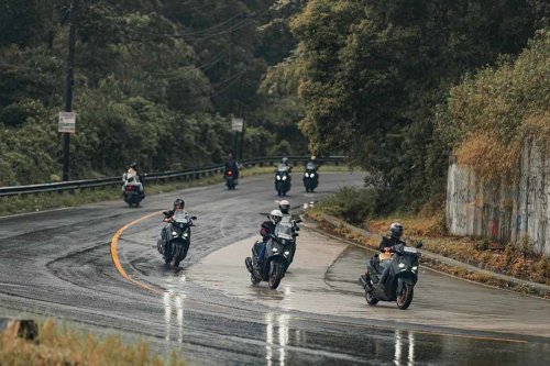 Cara Aman Naik Motor Matik di Jalan Licin