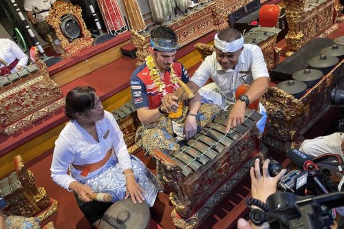 Joan Mir Latihan Gamelan, Luca Marini Bikin Canang di Bali