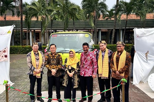 Dukung Pendidikan Vokasi, Hino Serahkan 1 Unit Truk 300 Series