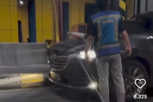 Video Mobil Mazda Tak Mau Bayar dan Terobos Gerbang Tol Gayamsari