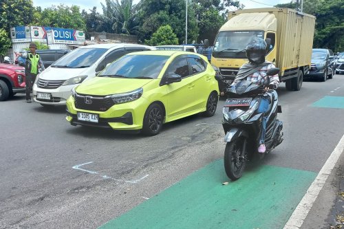 Banyak Pengendara Motor Terjatuh di Jalan Juanda Depok karena Lubang