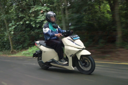 Mengulas Rasa Berkendara Motor Listrik Alva N3 di Perkotaan
