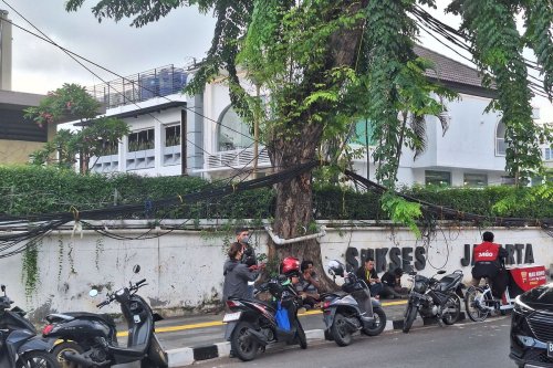 Saat Hujan Pengendara Motor Hindari Tempat Ini untuk Berteduh