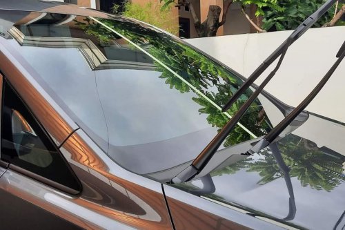 Apa Benar Saat Mobil Parkir Wiper Harus Diangkat?