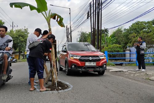 Hati-hati! Ini Dia Risiko Hantam Lubang Saat Mobil Berbelok