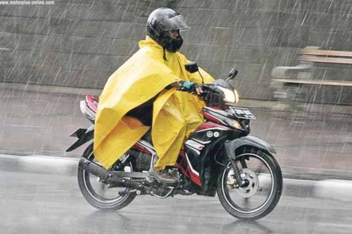 Tips Berkendara Saat Hujan, Cegah Aquaplaning pada Motor