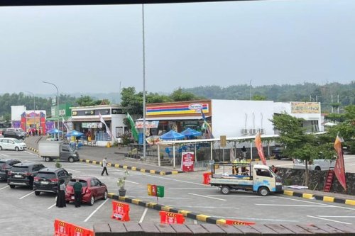 Mobil Hybrid Parkir di Bawah Terik Matahari, Amankah Baterainya?