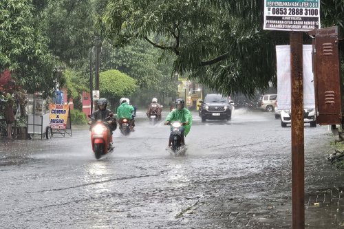 Motor Listrik Lebih Tahan Banjir dari Motor Bensin, Apakah Benar?