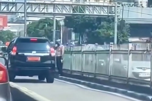 Video Mobil Berpelat Dinas Terobos Jalur Transjakarta, Kena ETLE?