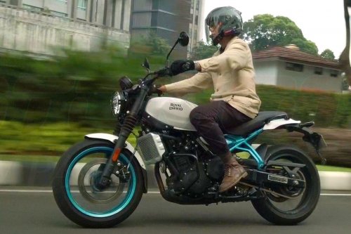 Komparasi Royal Enfield Guerrilla 450 dan Triumph Speed 400