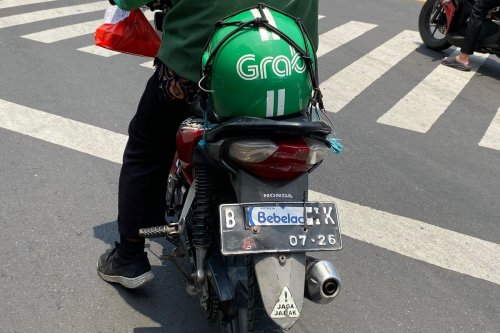 Marak Pemotor Tutup TNKB Pakai Plastik: Polisi Edukasi dan Siapkan Sanksi