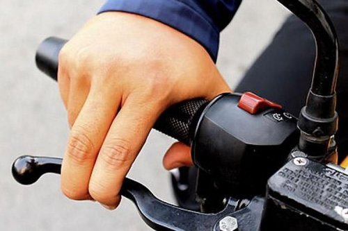 Waspada Jalan Licin, Etika Mengerem Menentukan Keselamatan Pemotor