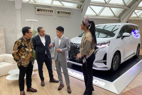 Denza Padukan Dunia Mode dengan Mobil Listrik Premium