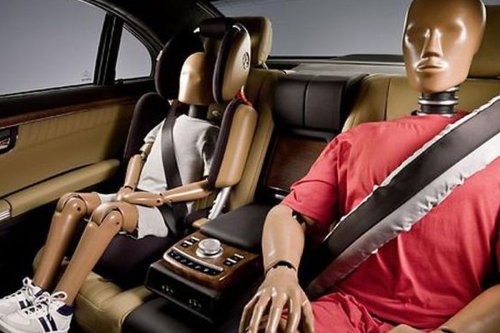 Penumpang Belakang Mobil Wajib Pakai Seat Belt, Ini Penjelasan Ahli