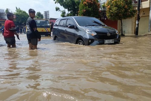Faktor Penyebab Mobil Mogok Saat Melewati Banjir