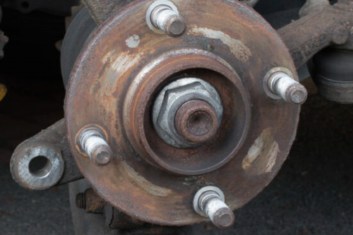 Kenapa Roda Mobil Bisa Lengket Saat Akan Dibongkar?