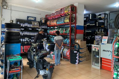 Kenapa Ban Belakang Motor Listrik Sulit Diganti? Ini Penjelasannya