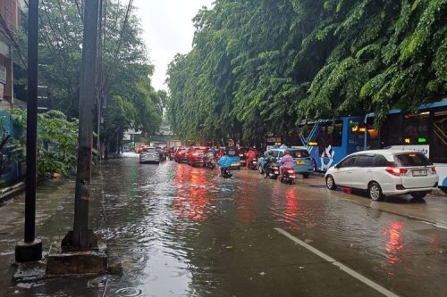 Waspada Jalan Banjir, Ini Patokan Aman Agar Mobil Tak Masuk Selokan