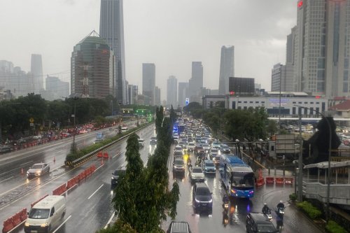 Berkendara Aman Saat Mudik di Musim Hujan