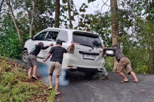 Cara Mengatasi Mobil Matik Tak Kuat Menanjak