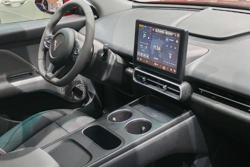 Selisih Rp 26 Juta, Ini Perbedaan VinFast VF MPV 7 dengan Limo Green