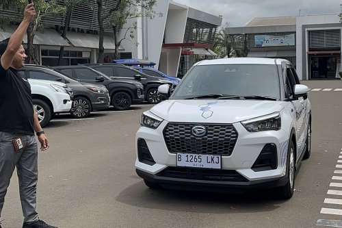 Daihatsu Uji Rocky Hybrid di Kemacetan Kota Bersama Komunitas