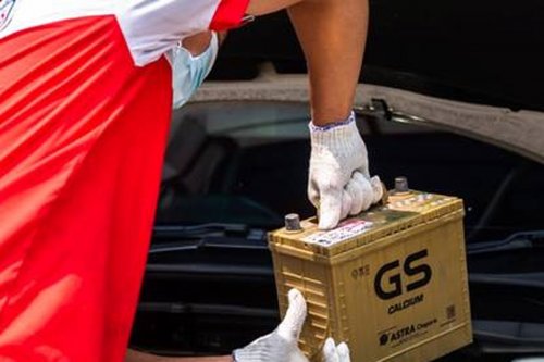 Seluk-Beluk Ganti Aki Mobil Sendiri, dari Tahapan sampai Risikonya