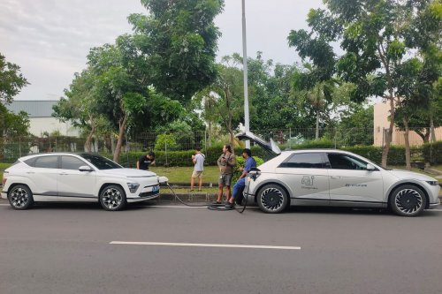 Bukan Sembarang V2L, Mobile Charging Hyundai Pakai Alat Khusus