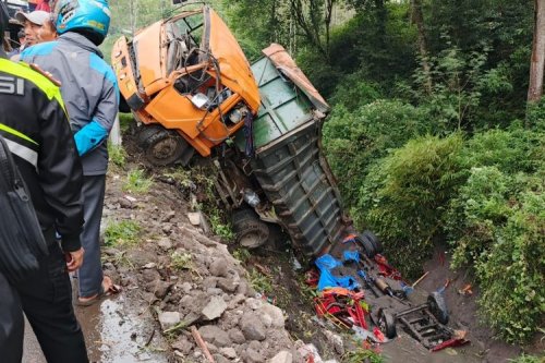 KNKT Soroti Bahaya Truk Bermuatan Berhenti di Tanjakan